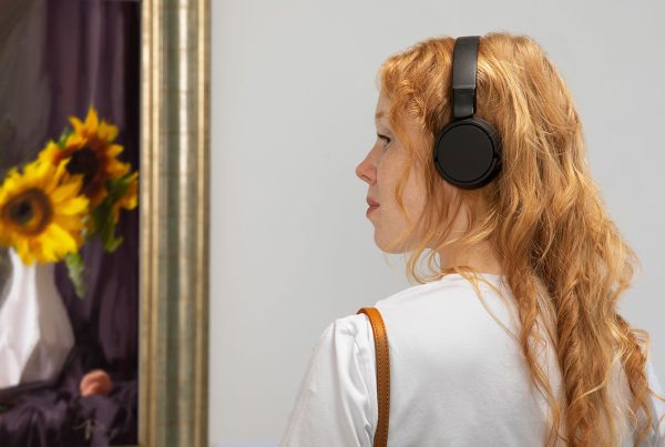 Locutores voz en off para guías de audio